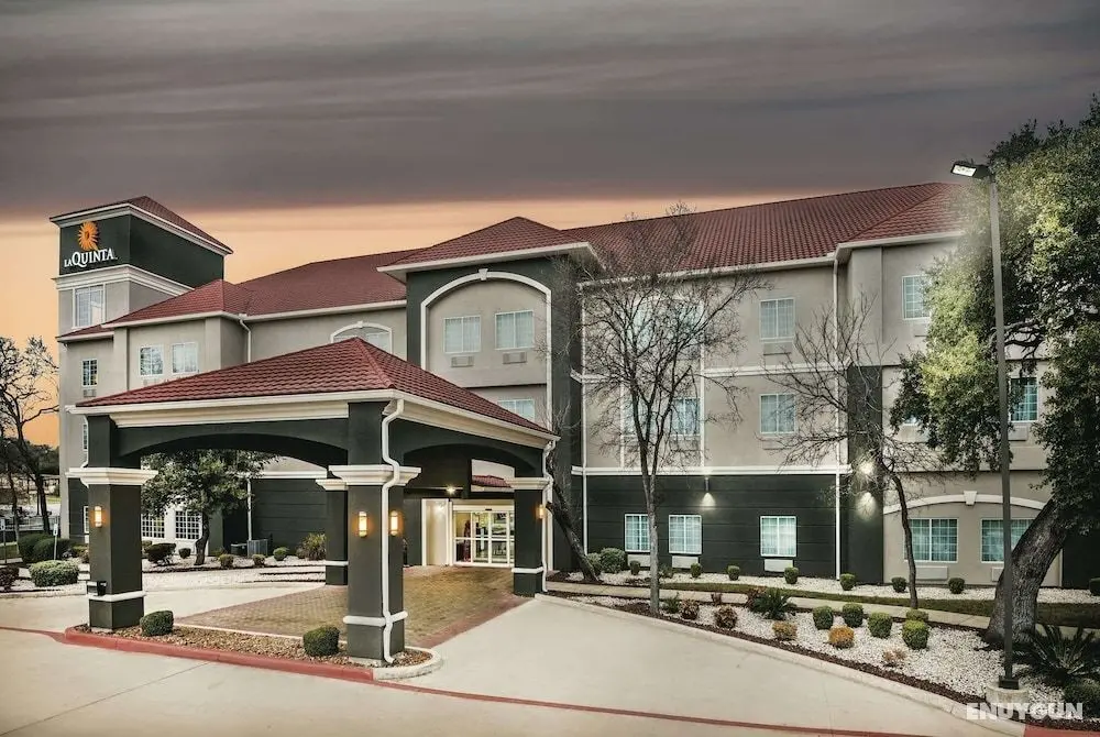 La Quinta Inn & Suites by Wyndham San Antonio The Dominion - Dış Mekan