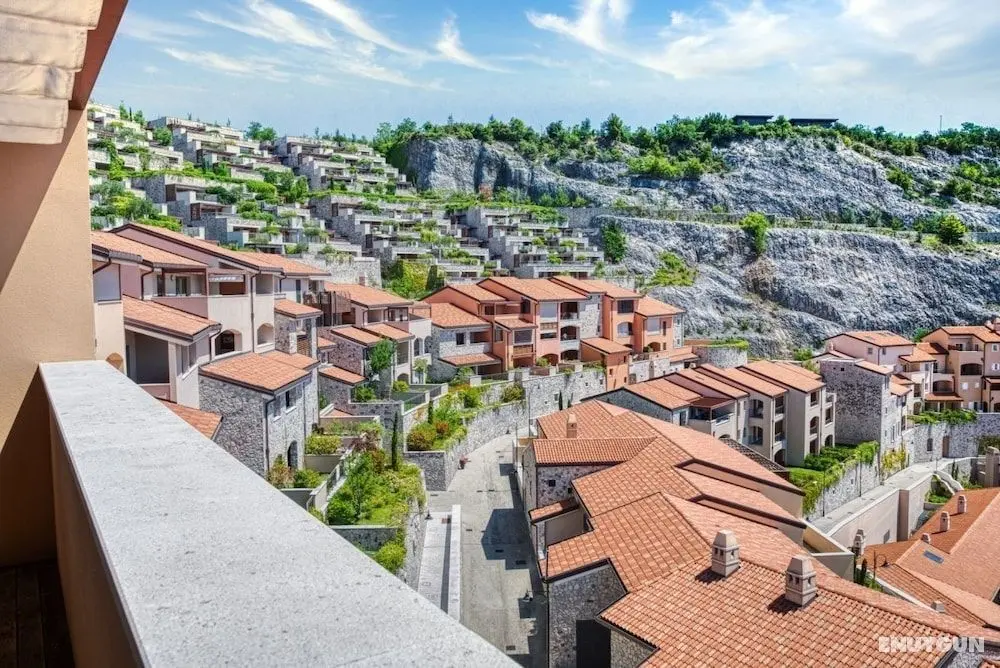 The Lady in Red Studio Flat with Sea View Terrace - Konum Öne Çıkanlar