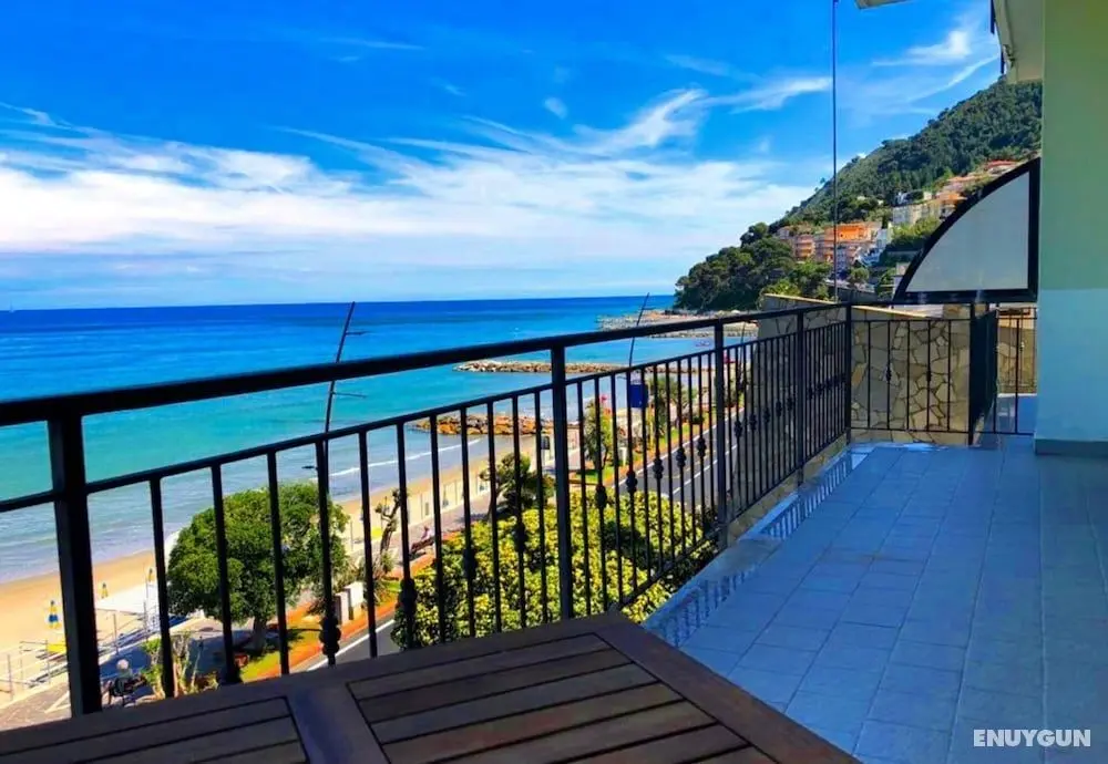 Laigueglia Beach - Öne Çıkan Resim