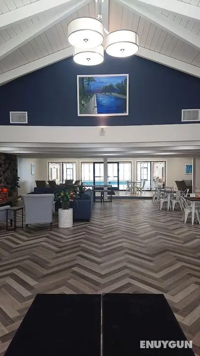 Lake Cadillac Resort - Lobi