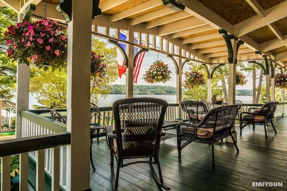 The Lake House at Ferry Point - Öne Çıkan Resim