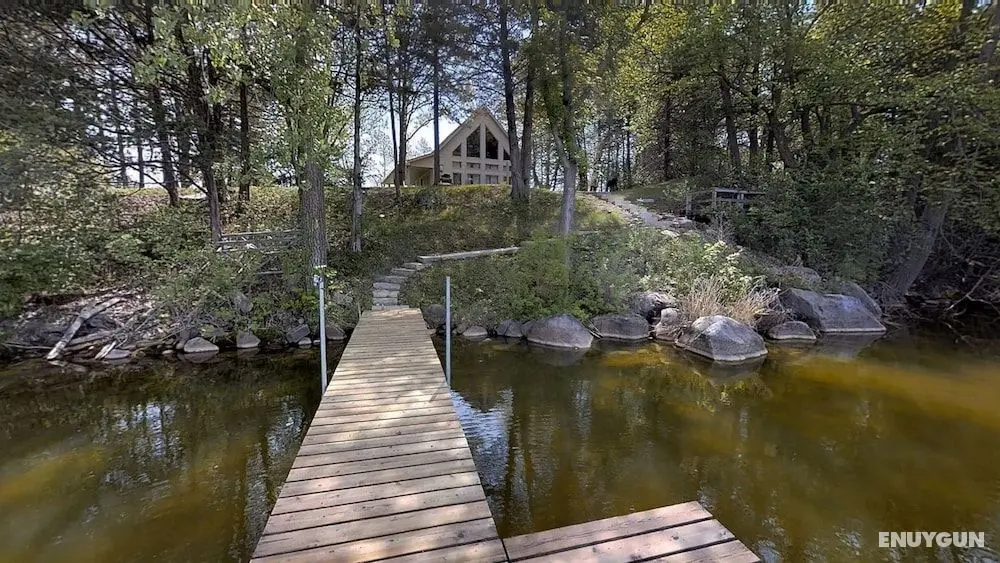 Lakefront Hideaway - Öne Çıkan Resim