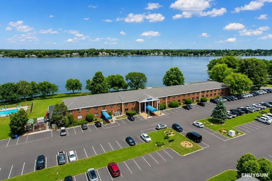 Lakeside Inn - Öne Çıkan Resim