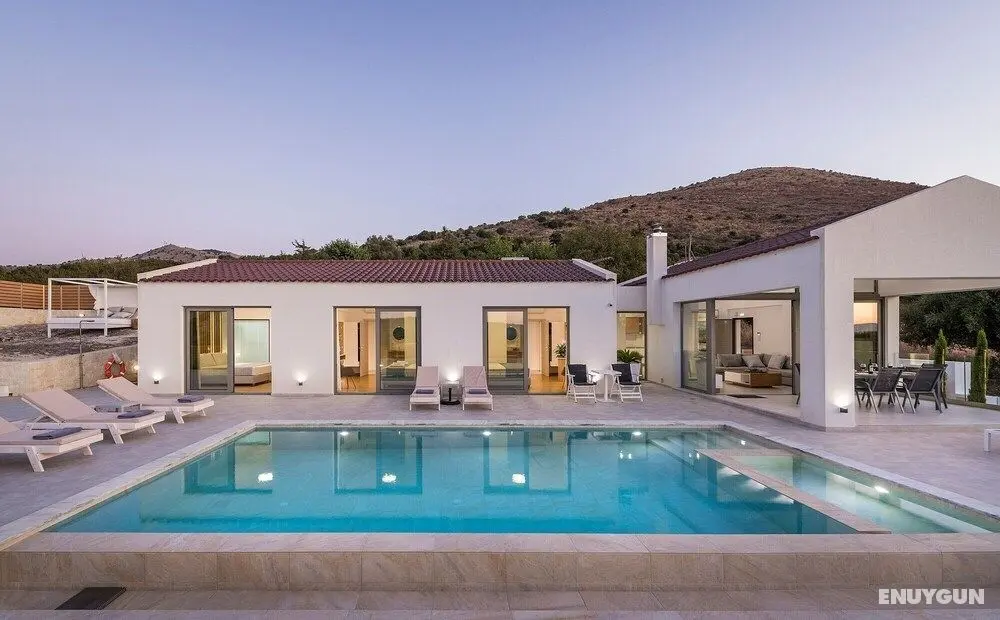 Landscaped Villa With Private Pool Fenced Area and Mountain Views - Oda