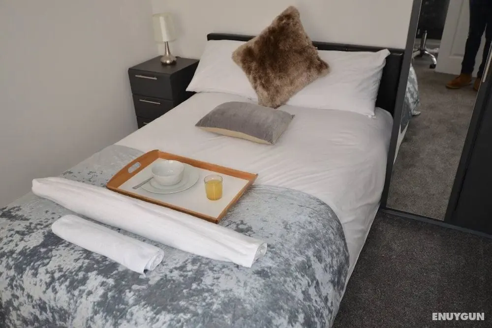Large 5 Bed House / Wolverhampton + Parking - Oda