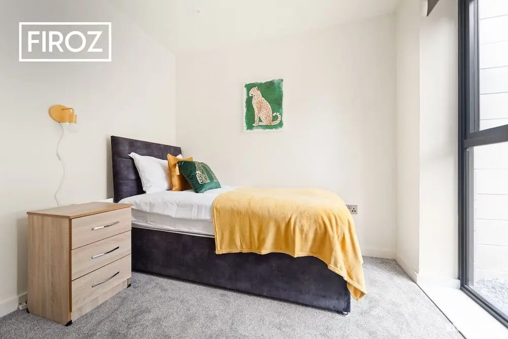 Large Contractor House In Leeds By Firoz Property Management - Oda