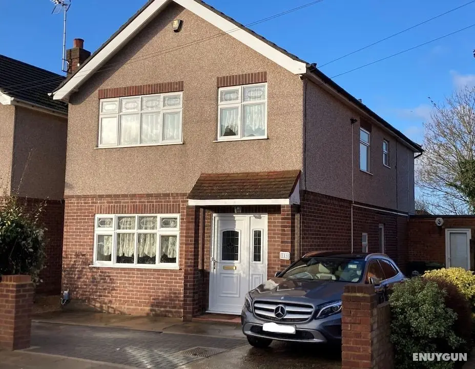 Large Detached House With off Street Parking Close to Heathrow - Dış Mekan