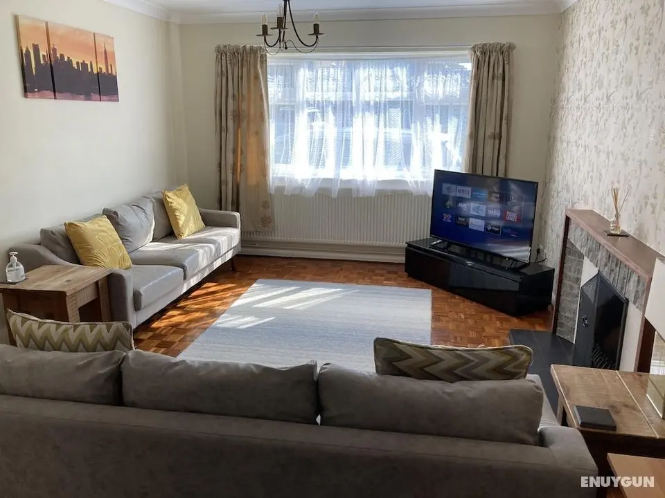 Large Detached House With off Street Parking Close to Heathrow - Öne Çıkan Resim