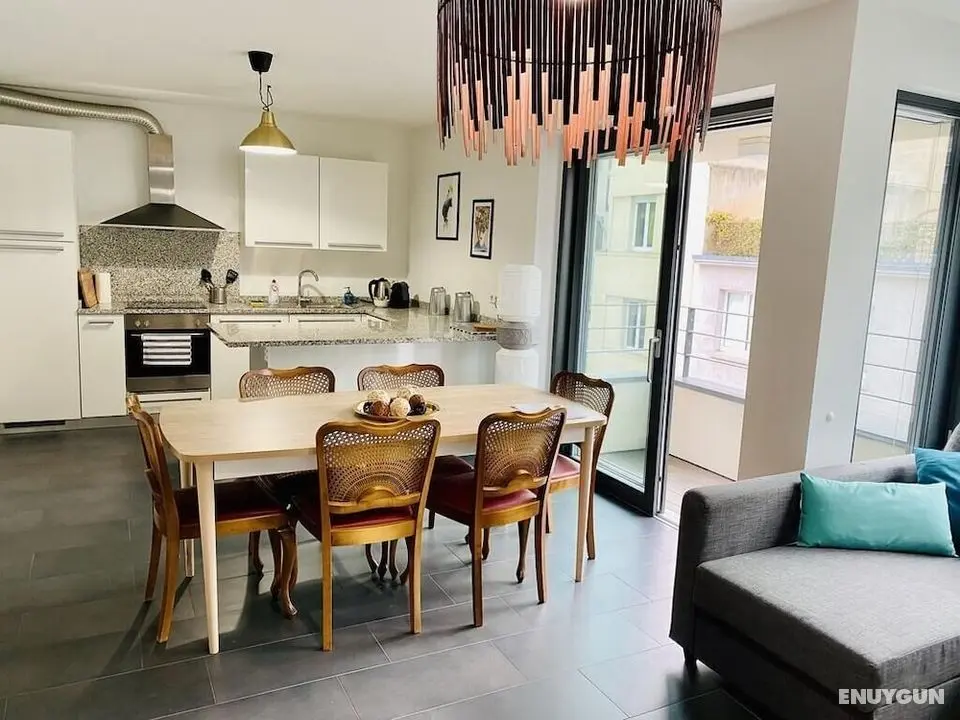 Large Flat In The Heart Of The City Center - Parking - Öne Çıkan Resim