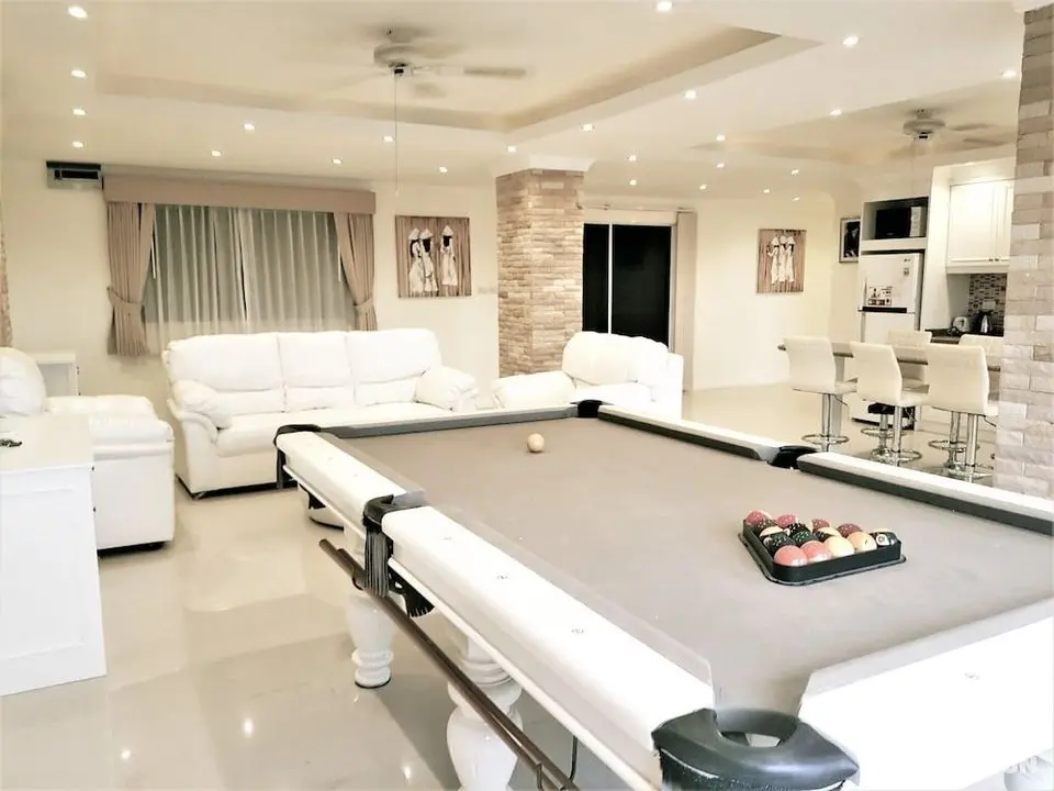 Large, Stylish 2 bed Apartment With Pool Table in Pattaya - Öne Çıkan Resim