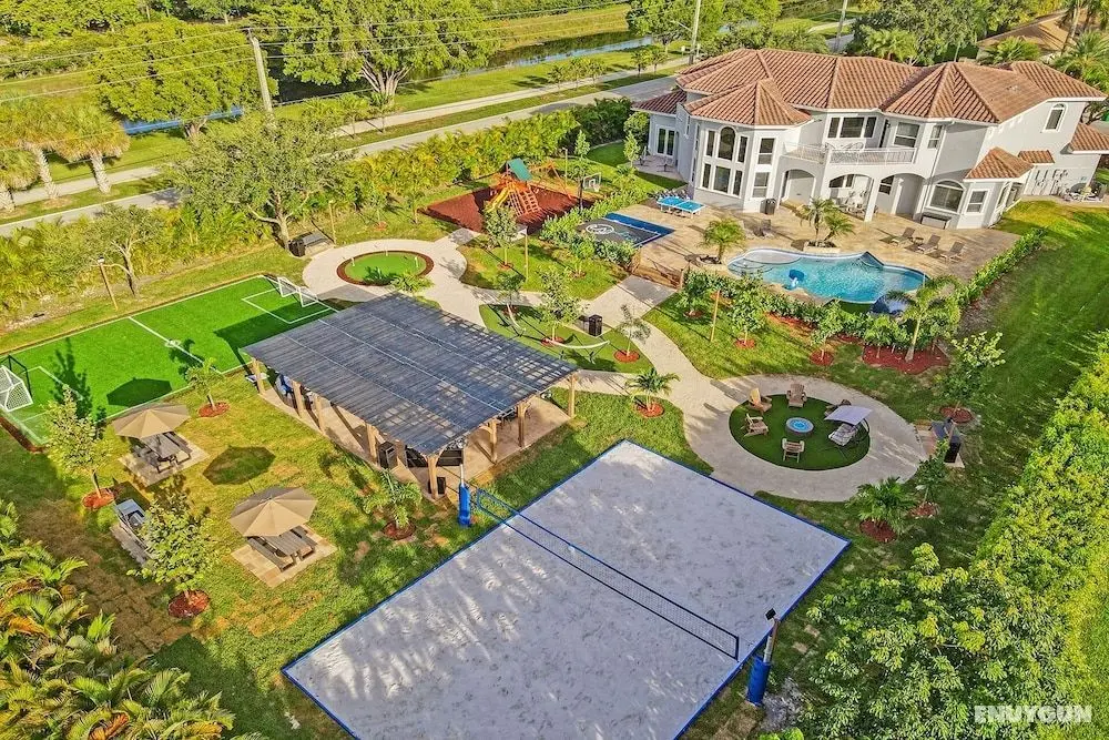 Lavish 8 Br Estate with Pool & Courts - Öne Çıkan Resim