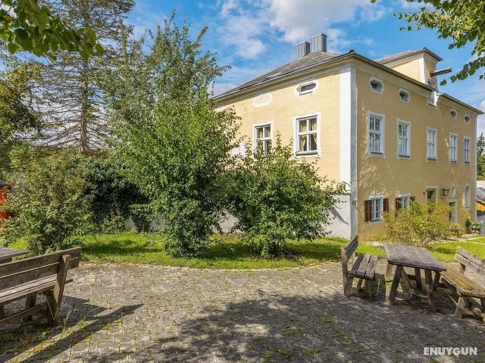 Lavish Castle in Riedenburg with Garden near Lake - Öne Çıkan Resim