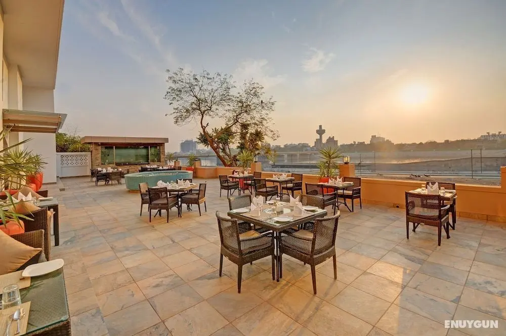 Lemon Tree Premier The Atrium, Ahmedabad - Yerinde Yemek