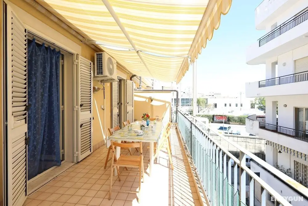 Letojanni Seaside Apartment With Balcony - Oda Düzeni