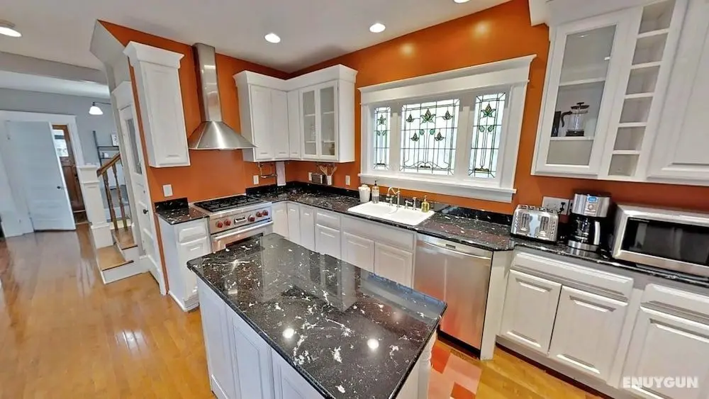 Linden Hills Luxury Charmer - Öne Çıkan Resim