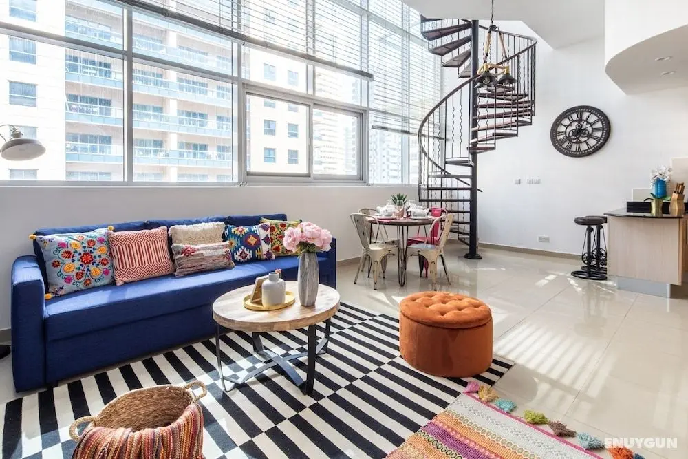 Lively & Spacious 1BR Loft in Dubai Marina - Öne Çıkan Resim