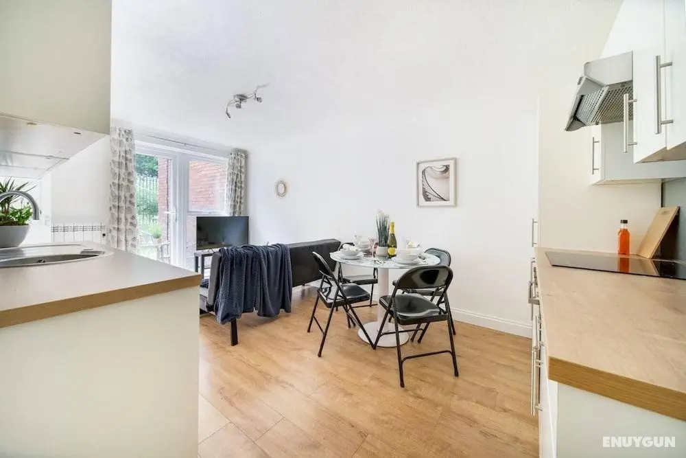 Livestay - 2 Bed Apt, Free Parking in Luton - Oda
