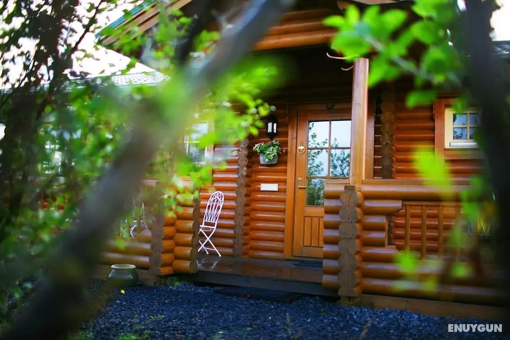 Log Cabin at White River - Öne Çıkan Resim