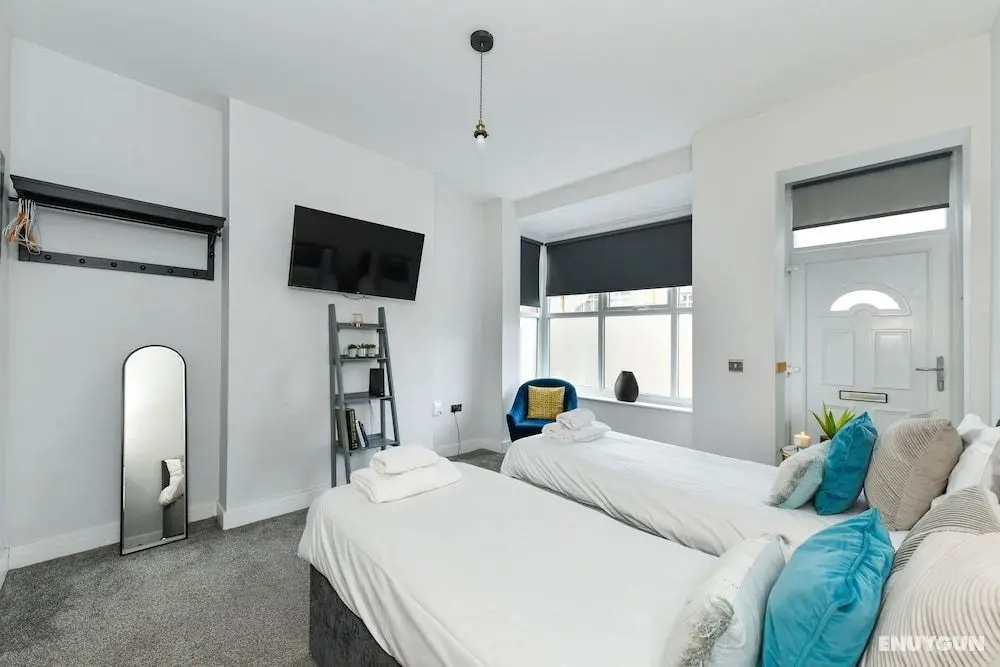 Long Eaton Modern 4bed House - Oda