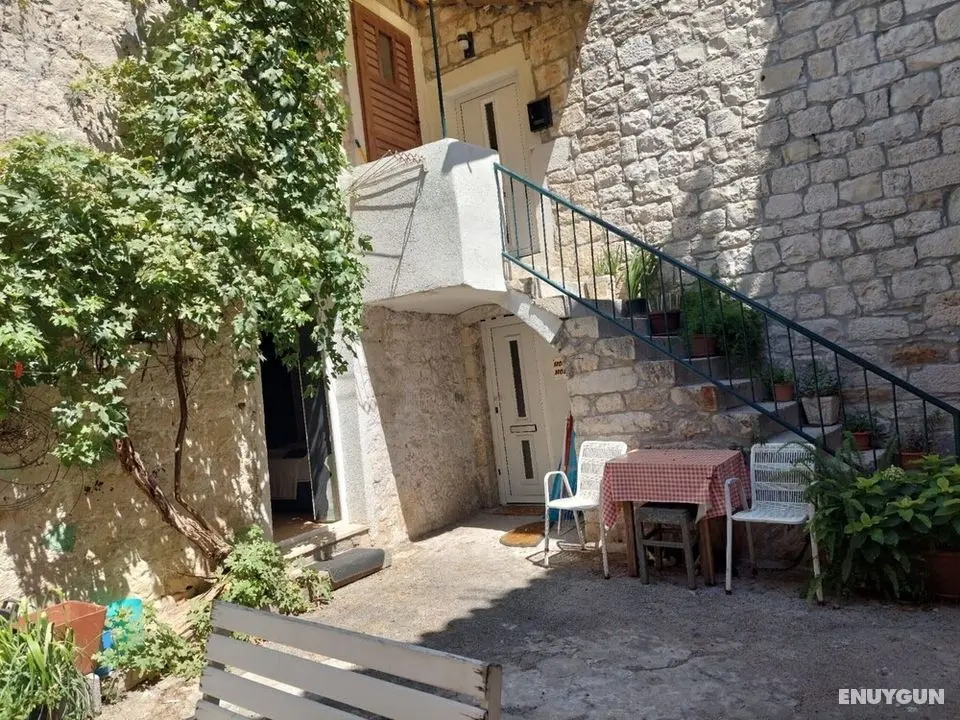 Lovely 1-bed Apartment With Patio in Kastel Stari - Öne Çıkan Resim