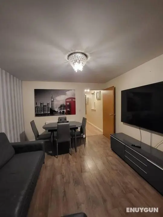 Lovely 4 Bedroom Home With Private Parking - Öne Çıkan Resim