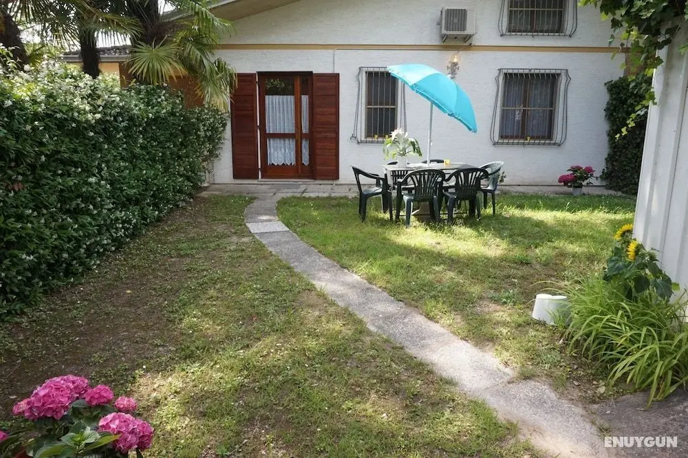 Lovely Semi-detached Villa With Private Garden in Lignano Riviera by Beahost - Öne Çıkan Resim