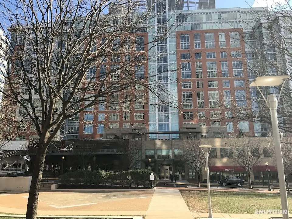 LRV Avant at Reston Town Center - Öne Çıkan Resim