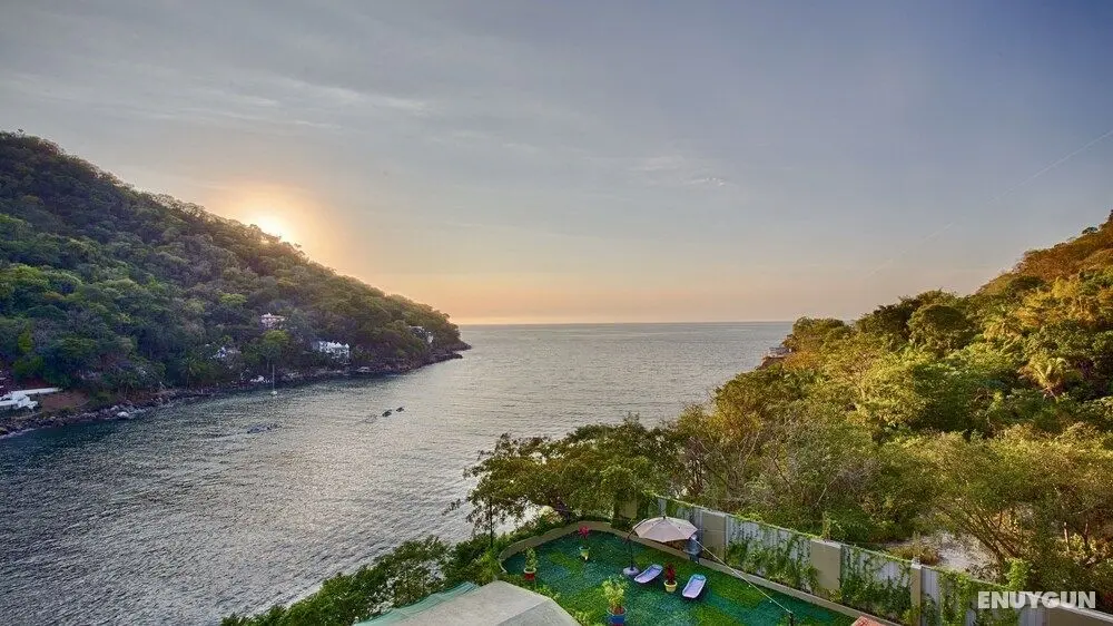 Luna Suite With two King Size Beds, With Walk out Terrace Overlooking the Beach - Plaj