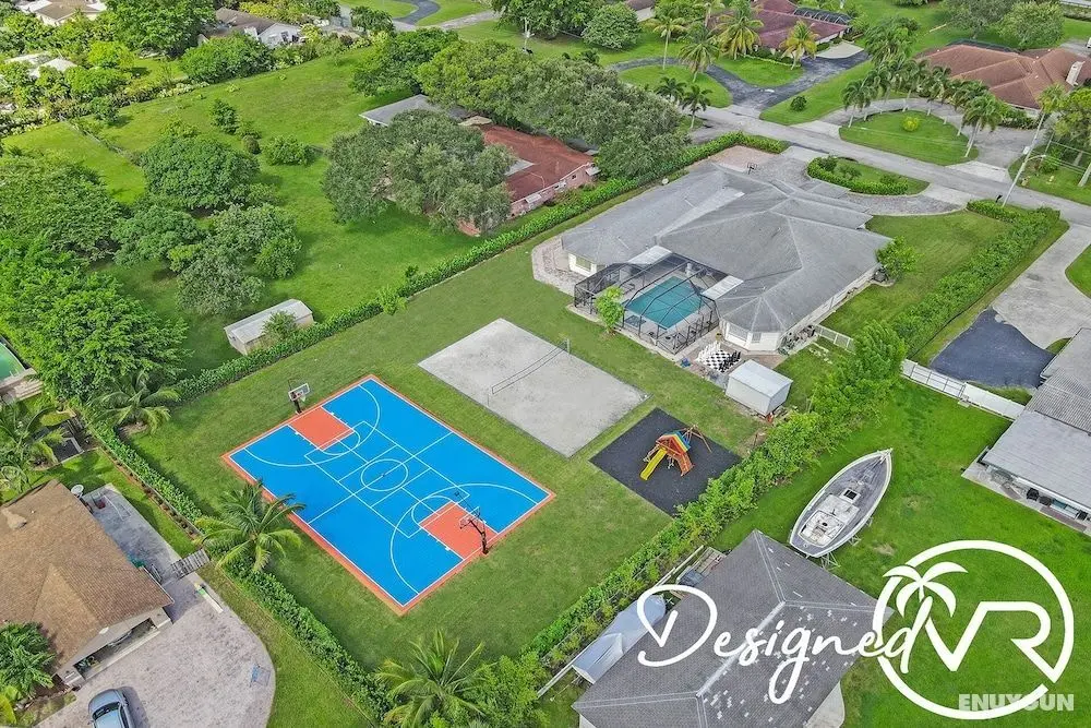 Luxurious 8BR Family Estate with Pool - Öne Çıkan Resim