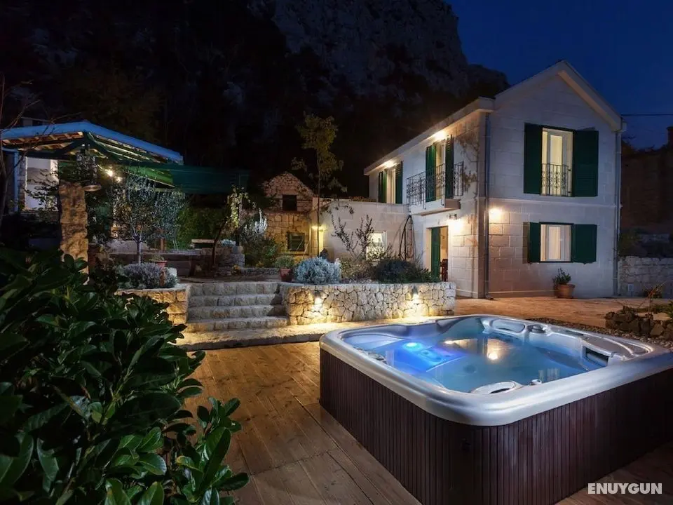 Luxurious Holiday Home in Makarska with Hot Tub - Dış Mekan