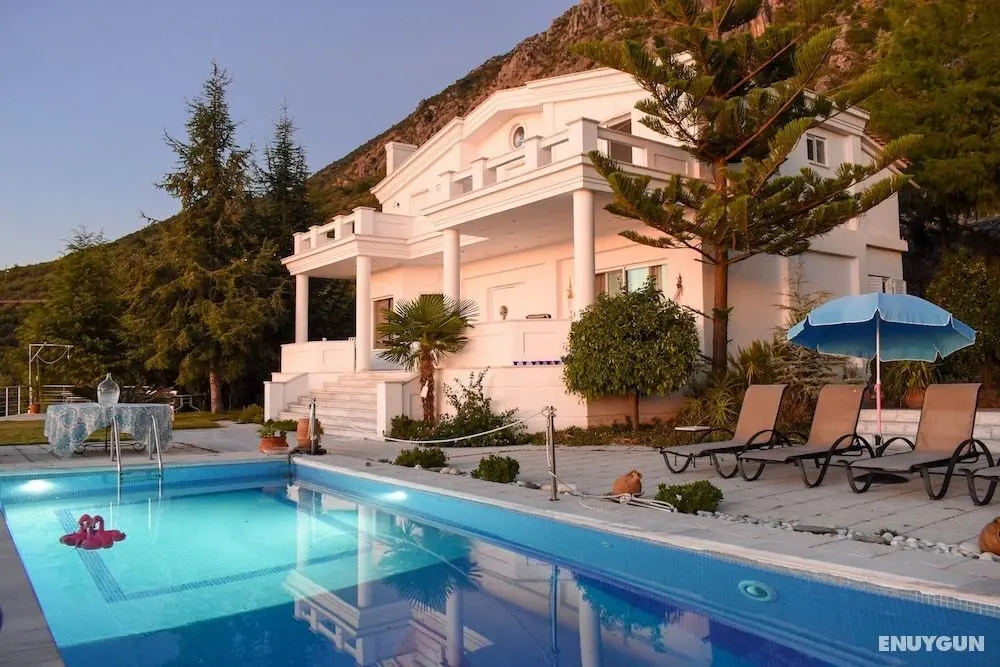 Luxurious Villa with Private Pool near the Beach - Öne Çıkan Resim