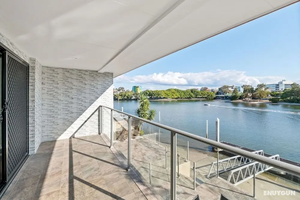 Luxurious Waterfront Home - Oda Manzaraları