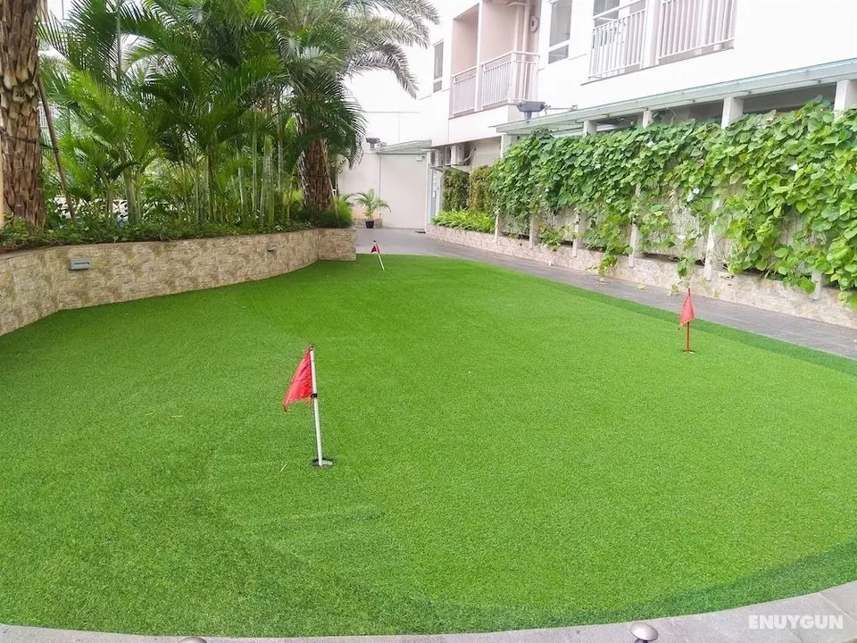 Luxury 1BR Apartment with Golf View at Mustika Golf Residence - Dış Mekan