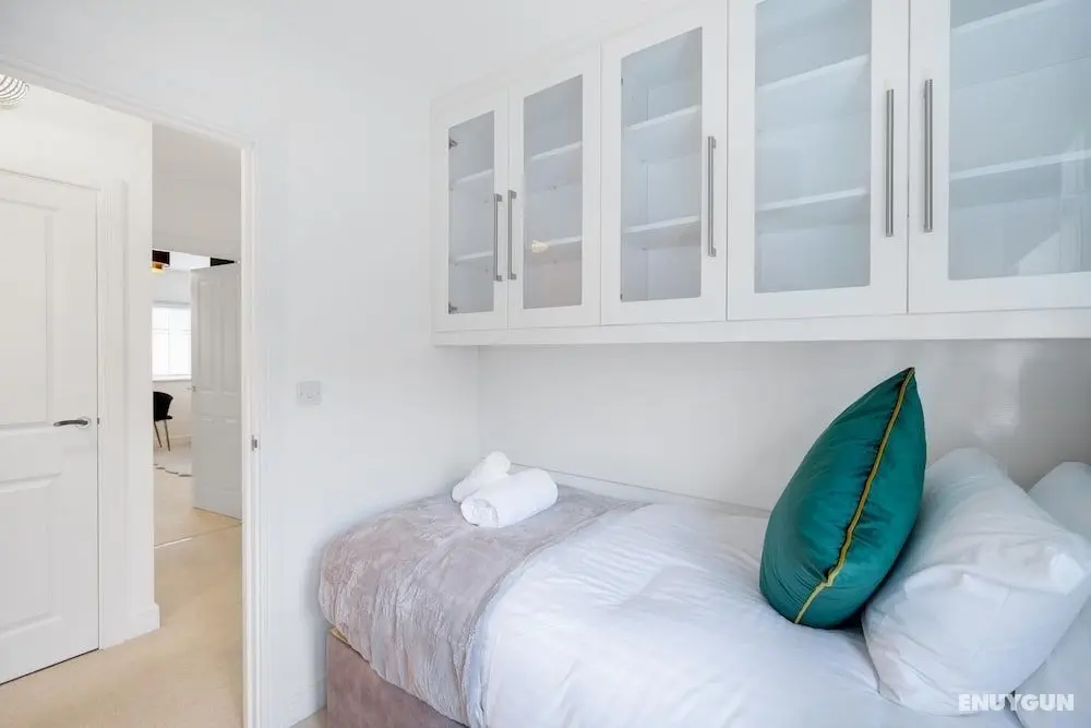 Luxury 5 bedroom Serviced Hse Leavesden - Oda