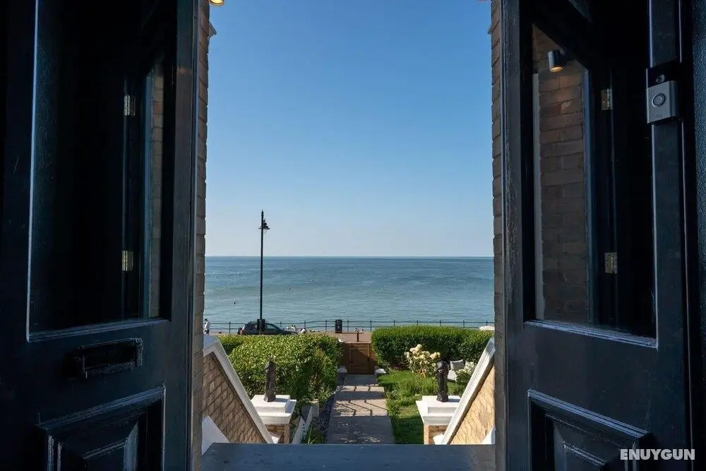 Luxury Beachfront Penthouse, Panoramic Sea Views - Oda Düzeni