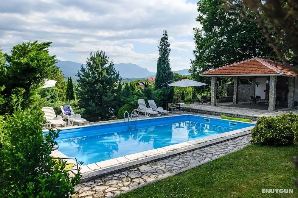 Luxury Green Oasis Villa With Pool! - Öne Çıkan Resim