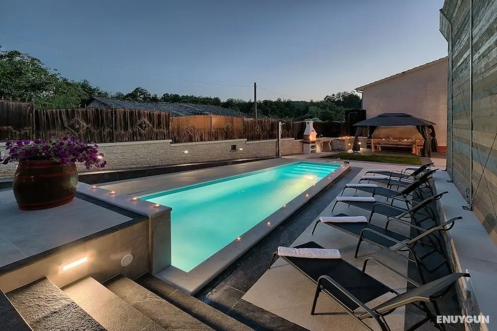 Luxury and modern Villa with a pool - Öne Çıkan Resim