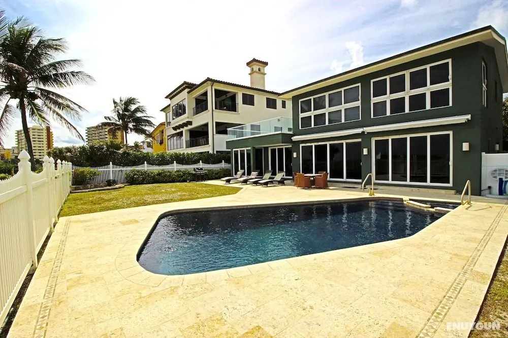 Luxury Oceanfront Estate - Öne Çıkan Resim