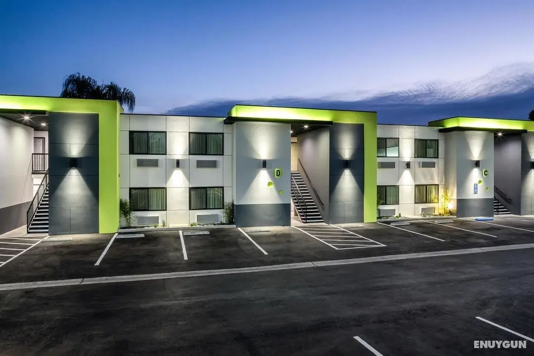 Motel 6 Canoga Park CA - Otopark