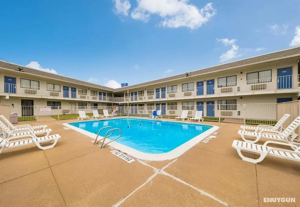 Motel 6 Greenville, TX - Havuz