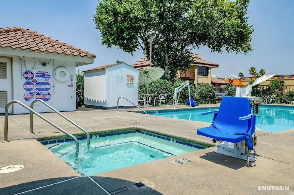 Motel 6 Oakdale, CA - Havuz