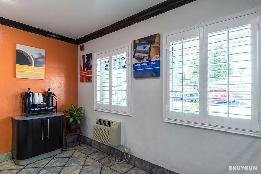Motel 6 Riverside, CA - UCR East - Lobi