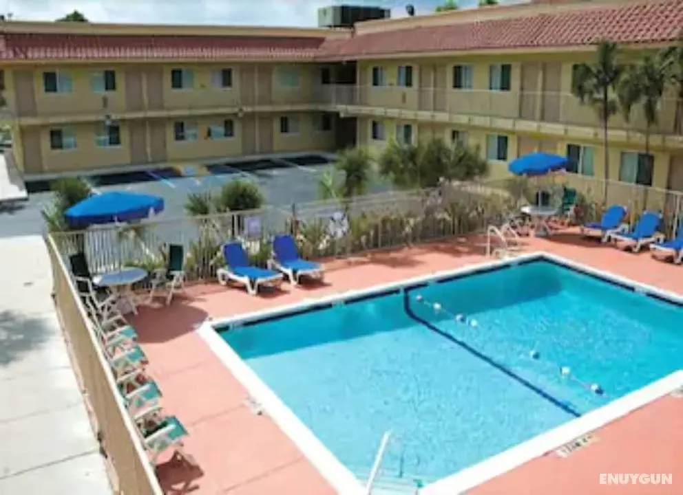 Motel 6 Riviera Beach, FL - Havuz