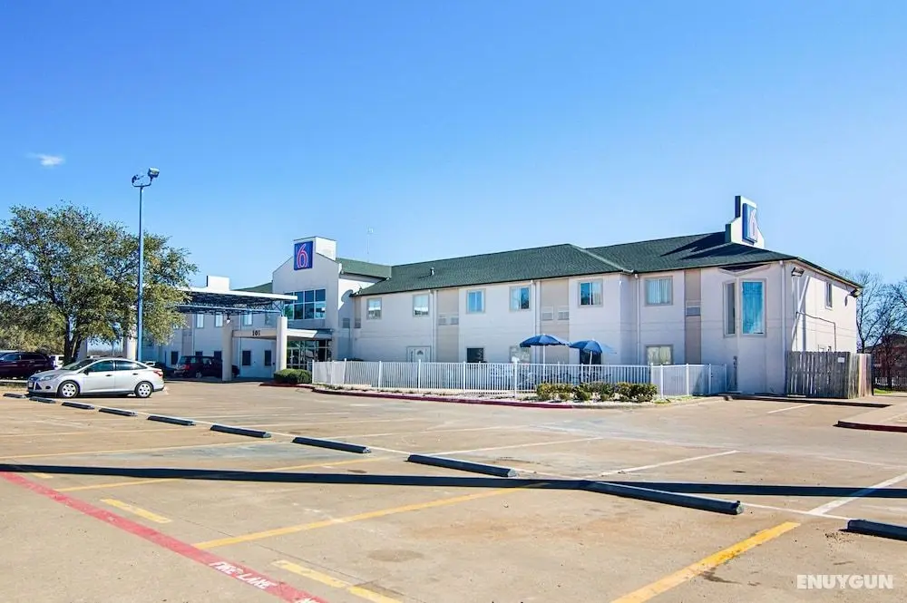 Motel 6 Terrell, TX - Otopark