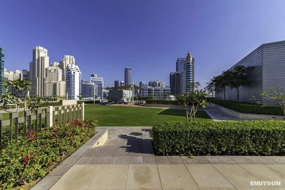 Maison Privee - Serene Apt w/ Large Patio Cls to Bluewaters & JBR - Dış Mekan