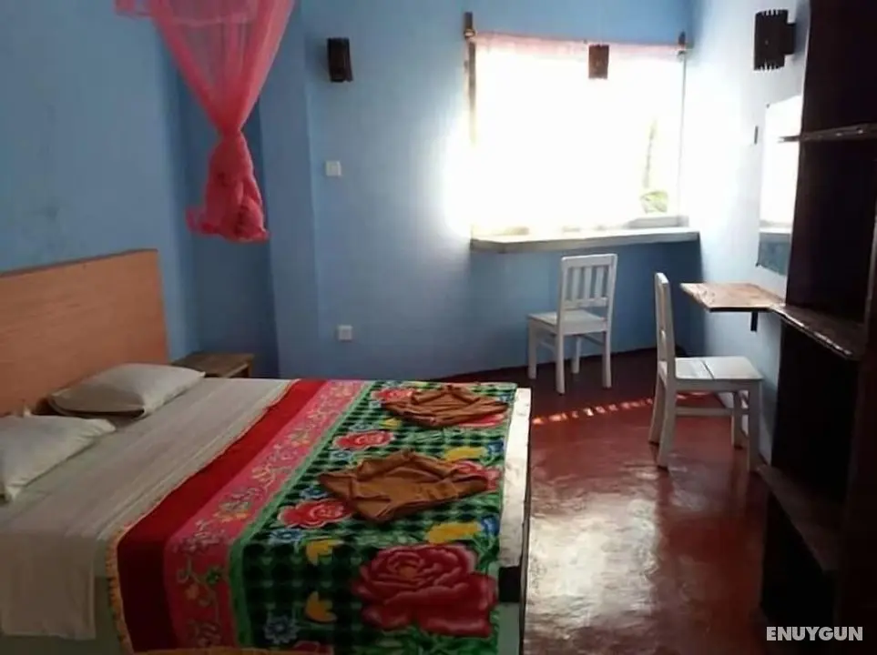 Malika's Yellow House - Öne Çıkan Resim