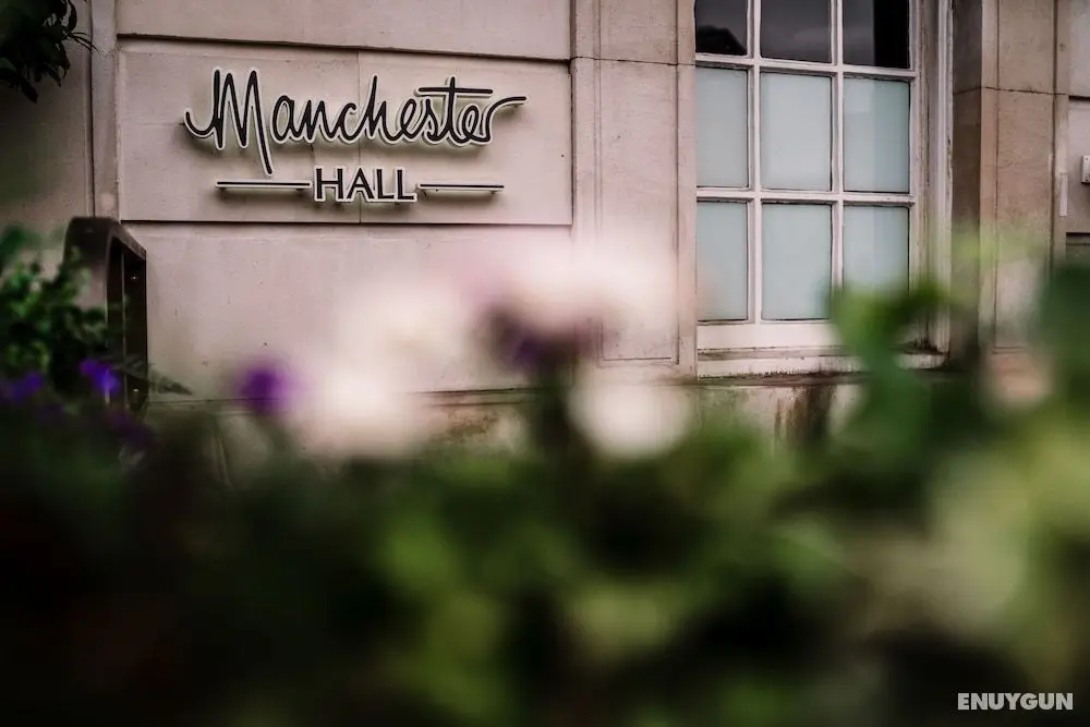 Manchester Hall - Dış Mekan