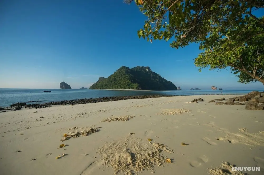 Maneetel Krabi Beachfront - Plaj