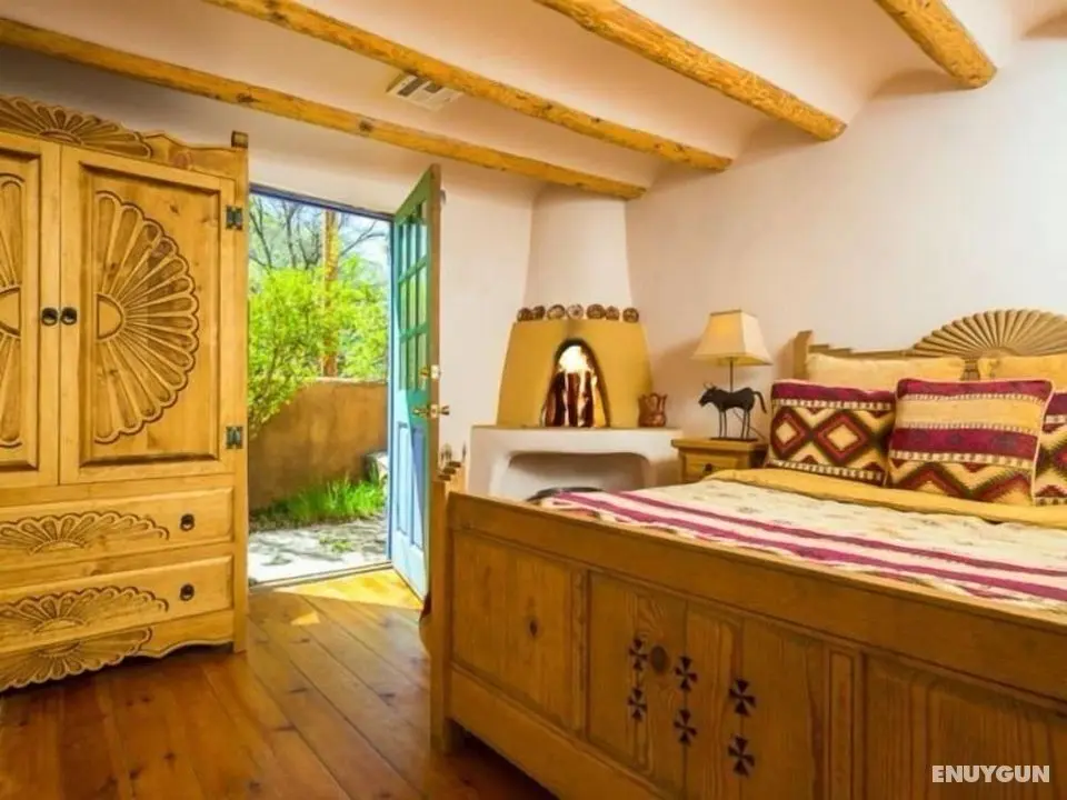 Mariposa - Authentic Adobe Home, One Block Canyon Road and Five Blocks to the Plaza, Hot Tub, Kiva Fireplace - Oda