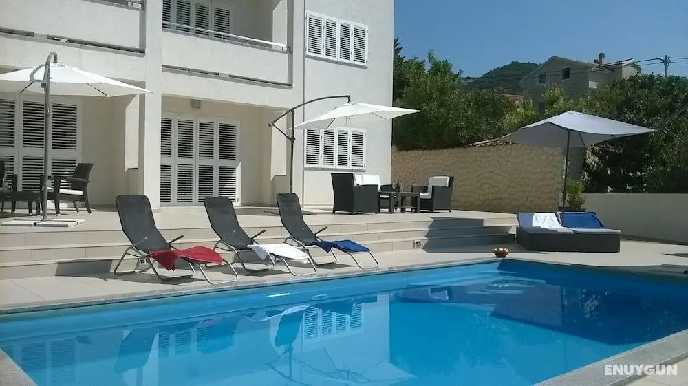 Markle - Swimming Pool and Sunbeds - A6 - Öne Çıkan Resim